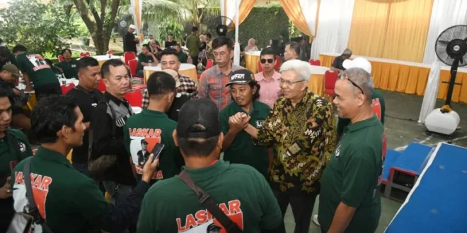 Bakal Calon Gubernur Provinsi Sumatera Selatan, Mawardi Yahya, bersama Laskar MATAHATI saat deklarasi dukungan pada hari Minggu tanggal 16 Juni 2024 di Kecamatan Gandus, Kota Palembang. (Bekisar Media / Oyong Hairudin)
