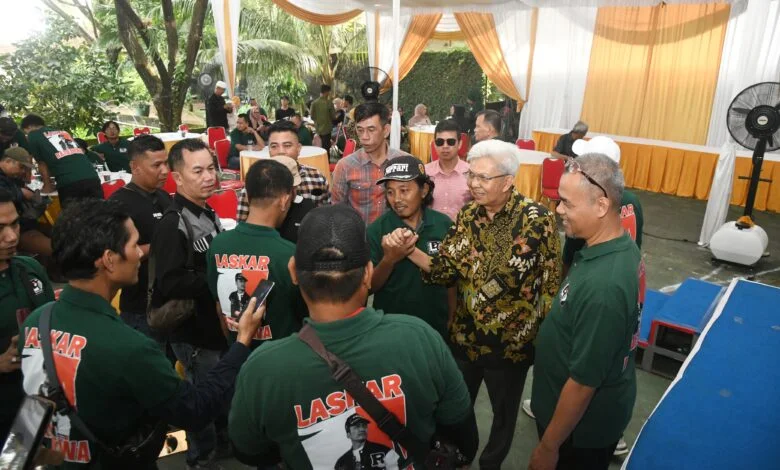 Bakal Calon Gubernur Provinsi Sumatera Selatan, Mawardi Yahya, bersama Laskar MATAHATI saat deklarasi dukungan pada hari Minggu tanggal 16 Juni 2024 di Kecamatan Gandus, Kota Palembang. (Bekisar Media / Oyong Hairudin)