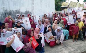 Bakal Calon Wali Kota Palembang, Nandriani Octarina, silaturahmi dengan ibu-ibu yang berada di Kecamatan Plaju, hari Sabtu tanggal 8 Juni 2024. (Bekisar Media / Oyong Hairudin)