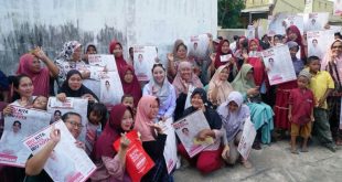Bakal Calon Wali Kota Palembang, Nandriani Octarina, silaturahmi dengan ibu-ibu yang berada di Kecamatan Plaju, hari Sabtu tanggal 8 Juni 2024. (Bekisar Media / Oyong Hairudin)