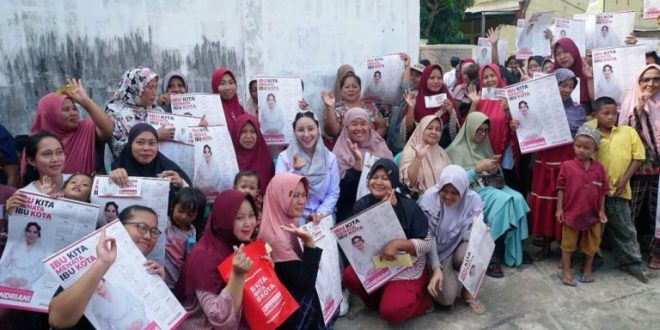 Bakal Calon Wali Kota Palembang, Nandriani Octarina, silaturahmi dengan ibu-ibu yang berada di Kecamatan Plaju, hari Sabtu tanggal 8 Juni 2024. (Bekisar Media / Oyong Hairudin)