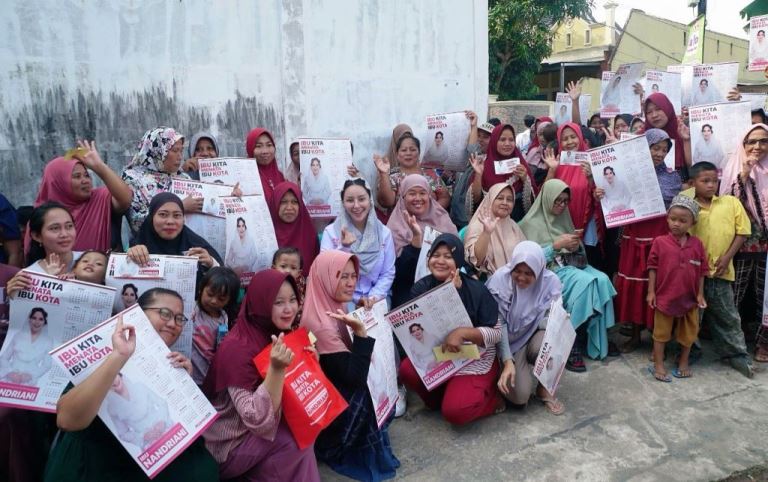 Bakal Calon Wali Kota Palembang, Nandriani Octarina, silaturahmi dengan ibu-ibu yang berada di Kecamatan Plaju, hari Sabtu tanggal 8 Juni 2024. (Bekisar Media / Oyong Hairudin)