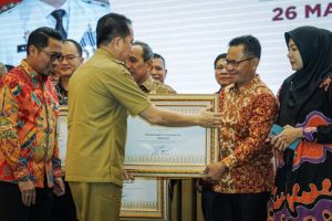 Pj. Gubernur Sumsel, Agus Fatoni, didampingi Kepala BPJS Ketenagakerjaan Kantor Wilayah (Kanwil) Sumatera Bagian Selatan (Sumbagsel), Muhyidin, menyerahkan penghargaan kepada H. Apriyadi Mahmud, dalam rangkaian Penganugerahan Paritrana Award Tahun 2023 di Ballroom Hotel Aryaduta Palembang, Hari Rabu tanggal 26 Maret 2024. (bekisarmedia.id/eka sahputra)