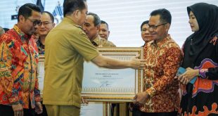 Pj. Gubernur Sumsel, Agus Fatoni, didampingi Kepala BPJS Ketenagakerjaan Kantor Wilayah (Kanwil) Sumatera Bagian Selatan (Sumbagsel), Muhyidin, menyerahkan penghargaan kepada H. Apriyadi Mahmud, dalam rangkaian Penganugerahan Paritrana Award Tahun 2023 di Ballroom Hotel Aryaduta Palembang, Hari Rabu tanggal 26 Maret 2024. (bekisarmedia.id/eka sahputra)