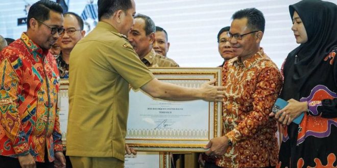 Pj. Gubernur Sumsel, Agus Fatoni, didampingi Kepala BPJS Ketenagakerjaan Kantor Wilayah (Kanwil) Sumatera Bagian Selatan (Sumbagsel), Muhyidin, menyerahkan penghargaan kepada H. Apriyadi Mahmud, dalam rangkaian Penganugerahan Paritrana Award Tahun 2023 di Ballroom Hotel Aryaduta Palembang, Hari Rabu tanggal 26 Maret 2024. (bekisarmedia.id/eka sahputra)