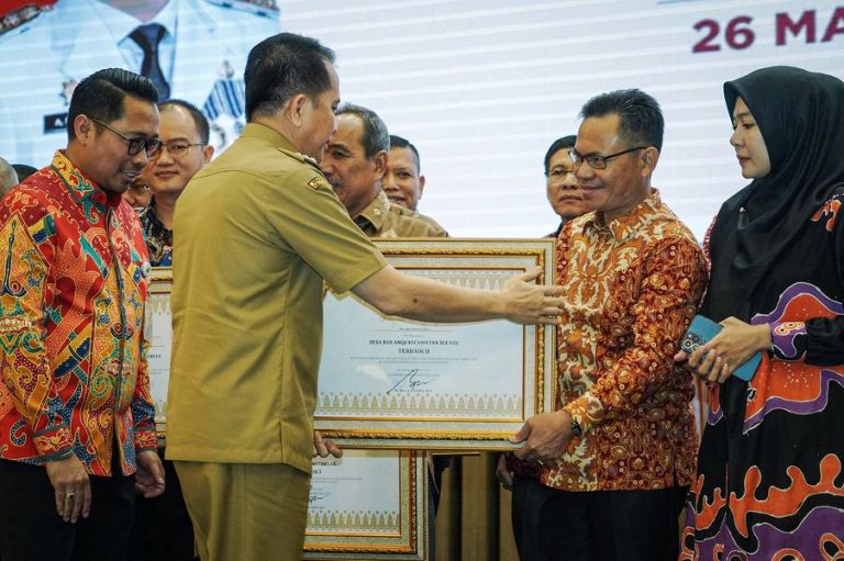 Pj. Gubernur Sumsel, Agus Fatoni, didampingi Kepala BPJS Ketenagakerjaan Kantor Wilayah (Kanwil) Sumatera Bagian Selatan (Sumbagsel), Muhyidin, menyerahkan penghargaan kepada H. Apriyadi Mahmud, dalam rangkaian Penganugerahan Paritrana Award Tahun 2023 di Ballroom Hotel Aryaduta Palembang, Hari Rabu tanggal 26 Maret 2024. (bekisarmedia.id/eka sahputra)