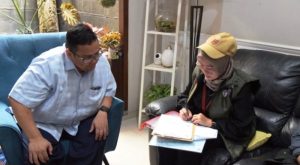 Ketua Badan Pengawas Pemilu (Bawaslu) Republik Indonesia, Rachmat Bagja, menerima Petugas Pemutakhiran Data Pemilih (PANTARLIH) pada Pemilihan Kepala Daerah (Pilkada) tahun 2024 di kediamannya, hari Sabtu tanggal 29 Juni 2024. (Bawaslu / Baini Taslihudin)