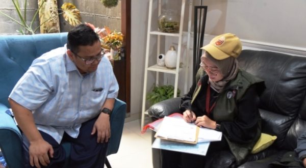 Ketua Badan Pengawas Pemilu (Bawaslu) Republik Indonesia, Rachmat Bagja, menerima Petugas Pemutakhiran Data Pemilih (PANTARLIH) pada Pemilihan Kepala Daerah (Pilkada) tahun 2024 di kediamannya, hari Sabtu tanggal 29 Juni 2024. (Bawaslu / Baini Taslihudin)
