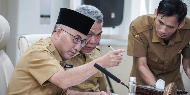 H. Apriyadi Mahmud saat memimpin Rapat Pembahasan Usulan Anggaran Belanja Tidak Terduga (BTT) dan Pergeseran Anggaran pada Perangkat Daerah di Ruang Rapat Serasan Sekate, Selasa (23/4/2024).