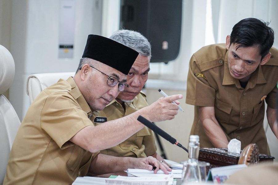 H. Apriyadi Mahmud saat memimpin Rapat Pembahasan Usulan Anggaran Belanja Tidak Terduga (BTT) dan Pergeseran Anggaran pada Perangkat Daerah di Ruang Rapat Serasan Sekate, Selasa (23/4/2024).