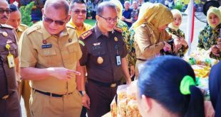 Kepala Kejaksaan Negeri Kabupaten Musi Banyuasin, Romy Rozali, bersama Sekretaris Daerah Kabupaten Musi Banyuasin, Musni Wijaya, menyaksikan operasi pasar murah yang digelar oleh Kejaksaan Negeri Kabupaten Banyuasin bersama Pemerintah Kabupaten Banyuasin di halaman Kantor Kejaksaan Negeri Musi Banyuasin, hari Selasa tanggal 2 April 2024. (bekisarmedia.id/eka sahputra)