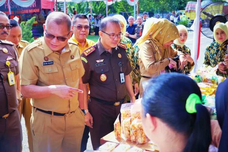 Kepala Kejaksaan Negeri Kabupaten Musi Banyuasin, Romy Rozali, bersama Sekretaris Daerah Kabupaten Musi Banyuasin, Musni Wijaya, menyaksikan operasi pasar murah yang digelar oleh Kejaksaan Negeri Kabupaten Banyuasin bersama Pemerintah Kabupaten Banyuasin di halaman Kantor Kejaksaan Negeri Musi Banyuasin, hari Selasa tanggal 2 April 2024. (bekisarmedia.id/eka sahputra)