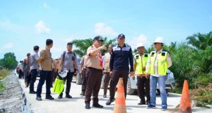 Pj. Bupati Kabupaten Musi Banyuasin, Sandi Fahlepi, melakukan peninjauan peningkatan ruas jalan di Desa Gali Sari yang menghubungkan Kecamatan Lalan dengan Kecamatan Sungai Lilin, hari Rabu tanggal 29 Mei 2024. (bekisarmedia.id/eka sahputra)
