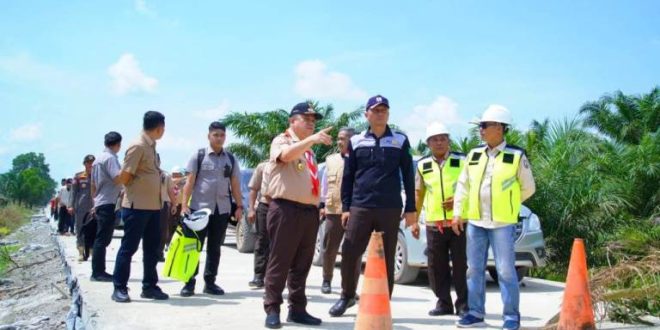 Pj. Bupati Kabupaten Musi Banyuasin, Sandi Fahlepi, melakukan peninjauan peningkatan ruas jalan di Desa Gali Sari yang menghubungkan Kecamatan Lalan dengan Kecamatan Sungai Lilin, hari Rabu tanggal 29 Mei 2024. (bekisarmedia.id/eka sahputra)