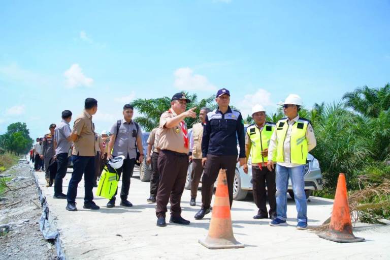 Pj. Bupati Kabupaten Musi Banyuasin, Sandi Fahlepi, melakukan peninjauan peningkatan ruas jalan di Desa Gali Sari yang menghubungkan Kecamatan Lalan dengan Kecamatan Sungai Lilin, hari Rabu tanggal 29 Mei 2024. (bekisarmedia.id/eka sahputra)