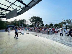 Sekretaris Daerah Kabupaten Musi Banyuasin, H. Apriyadi Mahmud, mengikuti Senam Lansia yang digelar di halaman Museum Penghulu Muhammad Soleh, hari Jum'at tanggal 31 Mei 2024. (bekisarmedia.id/eka sahputra)