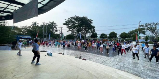 Sekretaris Daerah Kabupaten Musi Banyuasin, H. Apriyadi Mahmud, mengikuti Senam Lansia yang digelar di halaman Museum Penghulu Muhammad Soleh, hari Jum'at tanggal 31 Mei 2024. (bekisarmedia.id/eka sahputra)