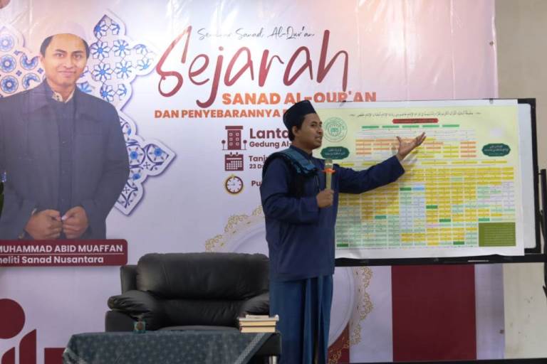 Gus Muhammad Abid Muafan yang merupakan Peneliti Sanad Nusantara memberikan materi pada seminar sejarah Sanad Al Qur'an dan Penyebarannya di Nusantara, dalam rangkaian acara Haflah Khotmil Al Qur'an wa Al Kutub ke 17, pada hari Jum'at tanggal 31 Mei 2024 di Gedung Al Qoyum, Jalan Kauman No. 01 Desa Tanjung Wangi, Lampung Timur. (bekisarmedia.id/laras)