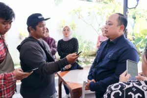 Manager Komunikasi PLN UID S2JB, Iwan Arissetyadhi, memberikan penjelasan pasca gangguan pada jaringan Saluran Udara Tegangan Ekstra Tinggi (SUTET) 275 KV Linggau-Lahat, hari Rabu tanggal 5 Juni 2024. (bekisarmedia.id/laras)