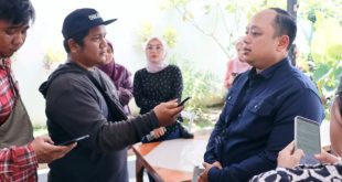 Manager Komunikasi PLN UID S2JB, Iwan Arissetyadhi, memberikan penjelasan pasca gangguan pada jaringan Saluran Udara Tegangan Ekstra Tinggi (SUTET) 275 KV Linggau-Lahat, hari Rabu tanggal 5 Juni 2024. (bekisarmedia.id/laras)