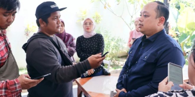 Manager Komunikasi PLN UID S2JB, Iwan Arissetyadhi, memberikan penjelasan pasca gangguan pada jaringan Saluran Udara Tegangan Ekstra Tinggi (SUTET) 275 KV Linggau-Lahat, hari Rabu tanggal 5 Juni 2024. (bekisarmedia.id/laras)