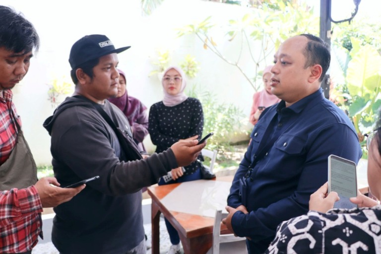 Manager Komunikasi PLN UID S2JB, Iwan Arissetyadhi, memberikan penjelasan pasca gangguan pada jaringan Saluran Udara Tegangan Ekstra Tinggi (SUTET) 275 KV Linggau-Lahat, hari Rabu tanggal 5 Juni 2024. (bekisarmedia.id/laras)