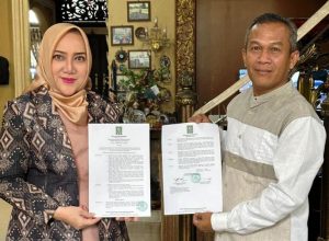 Hj. Ratna Machmud dan H. Prayitno menerima Surat Keputusan (SK) Penetapan sebagai Bakal Calon Bupati dan Wakil Bupati Kabupaten Musi Rawas (Mura) dari Dewan Pengurus Pusat (DPP) Partai Kebangkitan Bangsa hari Rabu malam, tanggal 5 Juni 2024. (bekisarmedia.id/oyong hairudin)