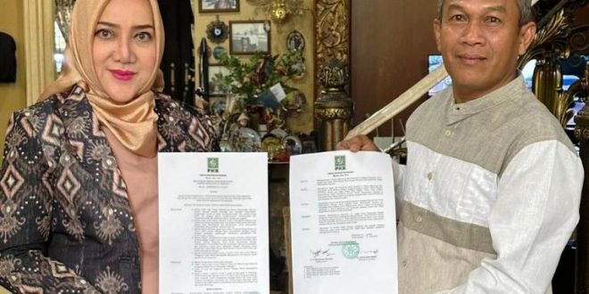 Hj. Ratna Machmud dan H. Prayitno menerima Surat Keputusan (SK) Penetapan sebagai Bakal Calon Bupati dan Wakil Bupati Kabupaten Musi Rawas (Mura) dari Dewan Pengurus Pusat (DPP) Partai Kebangkitan Bangsa hari Rabu malam, tanggal 5 Juni 2024. (bekisarmedia.id/oyong hairudin)