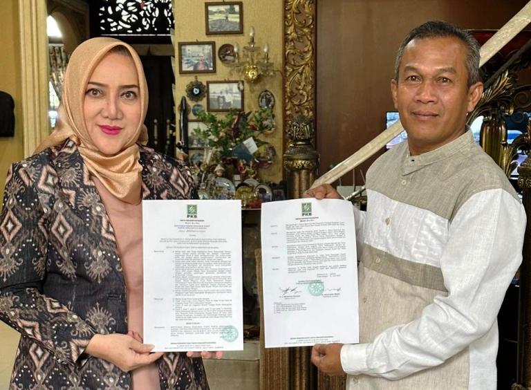 Hj. Ratna Machmud dan H. Prayitno menerima Surat Keputusan (SK) Penetapan sebagai Bakal Calon Bupati dan Wakil Bupati Kabupaten Musi Rawas (Mura) dari Dewan Pengurus Pusat (DPP) Partai Kebangkitan Bangsa hari Rabu malam, tanggal 5 Juni 2024. (bekisarmedia.id/oyong hairudin)