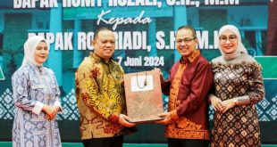 Pj. Bupati Kabupaten Musi Banyuasin, Sandi Fahlepi, didampingi istri, Triana Minarni, menyerahkan cinderamata kepada Kepala Kejaksaan Negeri Kabupaten Musi Banyuasin, Romy Rozali, pada acara pisah sambut Kepala Kejaksaan Negeri di Pendopoan Griya Bumi Serasan Sekate, hari Jumat malam, tanggal 7 Juni 2024. (Bekisar Media / Eka Sahputra)