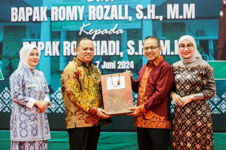 Pj. Bupati Kabupaten Musi Banyuasin, Sandi Fahlepi, didampingi istri, Triana Minarni, menyerahkan cinderamata kepada Kepala Kejaksaan Negeri Kabupaten Musi Banyuasin, Romy Rozali, pada acara pisah sambut Kepala Kejaksaan Negeri di Pendopoan Griya Bumi Serasan Sekate, hari Jumat malam, tanggal 7 Juni 2024. (Bekisar Media / Eka Sahputra)