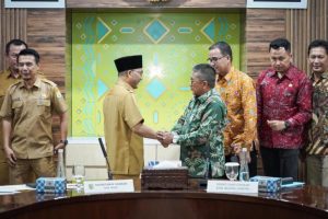 Sekretaris Daerah Kabupaten Musi Banyuasin, H. Apriyadi Mahmud, bersama Sekretaris Daerah Kabupaten Rejang Lebong, Yusran Fauzi, saat acara Kaji Tiru terkait Penyusunan Peraturan Bupati tentang Tata Cara Tuntutan Ganti Rugi Kerugian Daerah terhadap Pegawai Negeri Bukan Bendahara atas pejabat lain, di Ruang Rapat Serasan Sekate, Sekayu, hari Senin tanggal 10 Juni 2024. (Bekisar Media / Eka Sahputra)