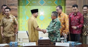 Sekretaris Daerah Kabupaten Musi Banyuasin, H. Apriyadi Mahmud, bersama Sekretaris Daerah Kabupaten Rejang Lebong, Yusran Fauzi, saat acara Kaji Tiru terkait Penyusunan Peraturan Bupati tentang Tata Cara Tuntutan Ganti Rugi Kerugian Daerah terhadap Pegawai Negeri Bukan Bendahara atas pejabat lain, di Ruang Rapat Serasan Sekate, Sekayu, hari Senin tanggal 10 Juni 2024. (Bekisar Media / Eka Sahputra)