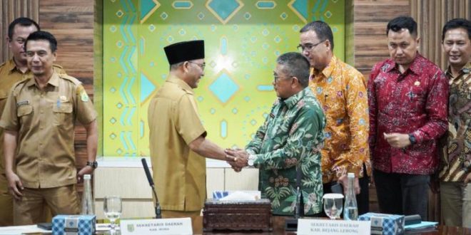Sekretaris Daerah Kabupaten Musi Banyuasin, H. Apriyadi Mahmud, bersama Sekretaris Daerah Kabupaten Rejang Lebong, Yusran Fauzi, saat acara Kaji Tiru terkait Penyusunan Peraturan Bupati tentang Tata Cara Tuntutan Ganti Rugi Kerugian Daerah terhadap Pegawai Negeri Bukan Bendahara atas pejabat lain, di Ruang Rapat Serasan Sekate, Sekayu, hari Senin tanggal 10 Juni 2024. (Bekisar Media / Eka Sahputra)