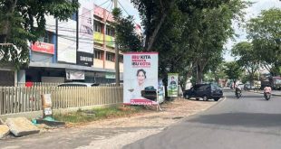 Baliho Bakal Calon Wali Kota Palembang, Nandriani Octarina, yang dirusak oleh orang yang tidak dikenal. (Bekisar Media / Oyong Hairudin)