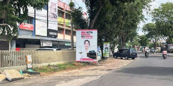 Baliho Bakal Calon Wali Kota Palembang, Nandriani Octarina, yang dirusak oleh orang yang tidak dikenal. (Bekisar Media / Oyong Hairudin)