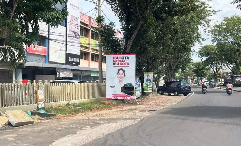 Baliho Bakal Calon Wali Kota Palembang, Nandriani Octarina, yang dirusak oleh orang yang tidak dikenal. (Bekisar Media / Oyong Hairudin)