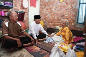Sekretaris Daerah Kabupaten Musi Banyuasin, H. Apriyadi Mahmud, mendatangi dan berdialog dengan warga serta memberikan daging Qurban dalam rangka silaturahmi pada hari Raya Idul Adha tanggal 17 Juni 2024. (Bekisar Media / Eka Sahputra)