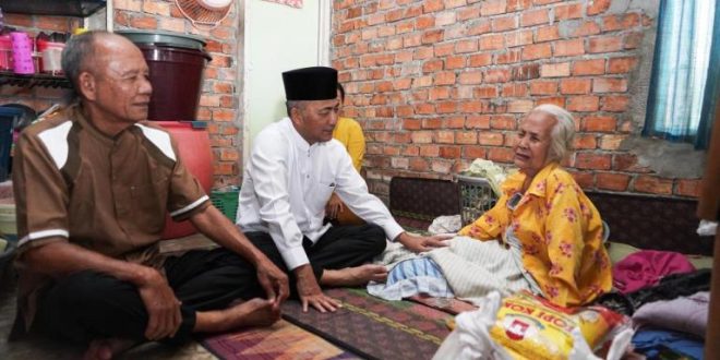 Sekretaris Daerah Kabupaten Musi Banyuasin, H. Apriyadi Mahmud, mendatangi dan berdialog dengan warga serta memberikan daging Qurban dalam rangka silaturahmi pada hari Raya Idul Adha tanggal 17 Juni 2024. (Bekisar Media / Eka Sahputra)