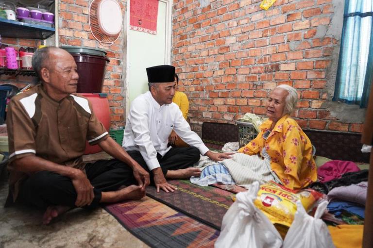 Sekretaris Daerah Kabupaten Musi Banyuasin, H. Apriyadi Mahmud, mendatangi dan berdialog dengan warga serta memberikan daging Qurban dalam rangka silaturahmi pada hari Raya Idul Adha tanggal 17 Juni 2024. (Bekisar Media / Eka Sahputra)