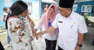 Pj. Sekretaris Daerah Kabupaten Musi Banyuasin, H. Apriyadi Mahmud, menyapa warga yang mendapatkan pelayanan dari Rumah Sakit Umum Daerah Sekayu, saat melakukan Sidak pada hari Rabu pagi, tanggal 19 Juni 2024. (Bekisar Media / Eka Sahputra)