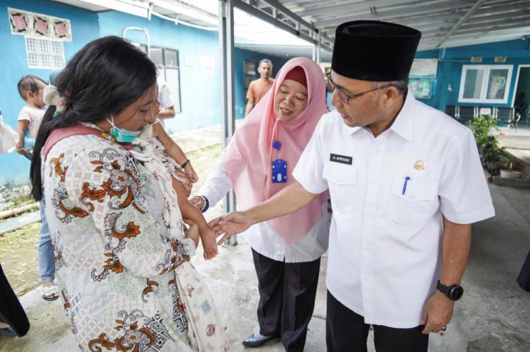 Pj. Sekretaris Daerah Kabupaten Musi Banyuasin, H. Apriyadi Mahmud, menyapa warga yang mendapatkan pelayanan dari Rumah Sakit Umum Daerah Sekayu, saat melakukan Sidak pada hari Rabu pagi, tanggal 19 Juni 2024. (Bekisar Media / Eka Sahputra)