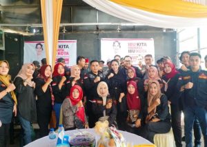 Dewan Pimpinan Daerah (DPD) Gerakan Rakyat Indonesia Bersatu (GRIB) Jaya Provinsi Sumatera Selatan (Sumsel) dan jajaran, melakukan silaturahmi dengan Bakal Calon Wali Kota Palembang, Nandriani Octarina, di Markas Besar GRIB Jaya Sumsel, pada hari Rabu pagi, tanggal 19 Juni 2024. (Bekisar Media / Oyong Hairudin)