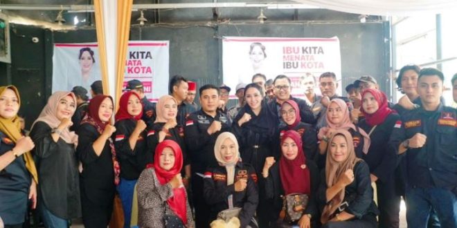 Dewan Pimpinan Daerah (DPD) Gerakan Rakyat Indonesia Bersatu (GRIB) Jaya Provinsi Sumatera Selatan (Sumsel) dan jajaran, melakukan silaturahmi dengan Bakal Calon Wali Kota Palembang, Nandriani Octarina, di Markas Besar GRIB Jaya Sumsel, pada hari Rabu pagi, tanggal 19 Juni 2024. (Bekisar Media / Oyong Hairudin)
