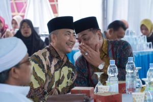 Bakal Calon Bupati Kabupaten Musi Banyuasn, H. Apriyadi Mahmud, dan Bakal Calon Wakil Bupati Kabupaten Musi Banyuasin, Toha Tohet, saat menghadiri acara ngunduh mantu ketua Pujakesuma Kabupaten Musi Banyuasin, Gianto Wicaksono, di Desa Sri Gunung, Kecamatan Sungai Lilin, hari Kamis tanggal 20 Juni 2024. (Bekisar Media / Eka Sahputra)