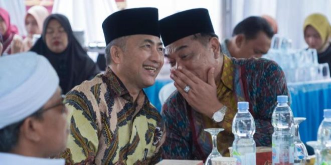 Bakal Calon Bupati Kabupaten Musi Banyuasn, H. Apriyadi Mahmud, dan Bakal Calon Wakil Bupati Kabupaten Musi Banyuasin, Toha Tohet, saat menghadiri acara ngunduh mantu ketua Pujakesuma Kabupaten Musi Banyuasin, Gianto Wicaksono, di Desa Sri Gunung, Kecamatan Sungai Lilin, hari Kamis tanggal 20 Juni 2024. (Bekisar Media / Eka Sahputra)