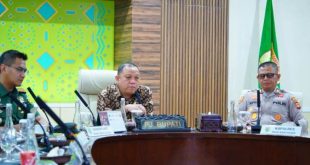 Pj. Bupati Kabupaten Musi Banyuasin, Sandi Fahlepi, mengikuti Rapat Koordinasi (Rakor) terkait fasilitas dan dukungan Pilkada serentak dengan Mendagri secara virtual di ruang rapat Serasan Sekate, hari Kamis pagi, tanggal 20 Juni 2024. (Bekisar Media / Eka Sahputra)