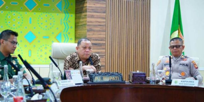 Pj. Bupati Kabupaten Musi Banyuasin, Sandi Fahlepi, mengikuti Rapat Koordinasi (Rakor) terkait fasilitas dan dukungan Pilkada serentak dengan Mendagri secara virtual di ruang rapat Serasan Sekate, hari Kamis pagi, tanggal 20 Juni 2024. (Bekisar Media / Eka Sahputra)