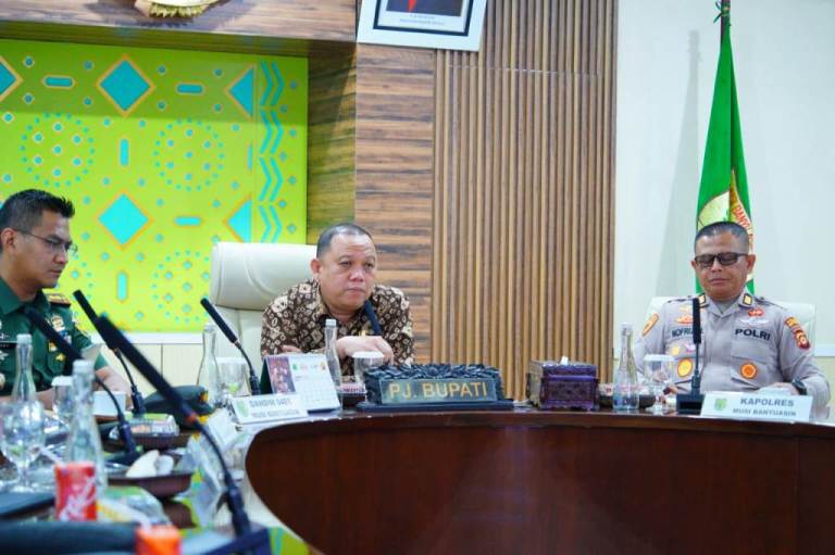 Pj. Bupati Kabupaten Musi Banyuasin, Sandi Fahlepi, mengikuti Rapat Koordinasi (Rakor) terkait fasilitas dan dukungan Pilkada serentak dengan Mendagri secara virtual di ruang rapat Serasan Sekate, hari Kamis pagi, tanggal 20 Juni 2024. (Bekisar Media / Eka Sahputra)