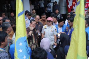 Pj. Wali Kota Palembang, Ucok Abdul Rauf, menerima massa pengunjuk rasa dari Pengurus Cabang Pergerakan Mahasiswa Islam Indonesia Kota Palembang, hari Kamis tanggal 20 Juni 2024. (Bekisar Media / Oyong Hairudin)